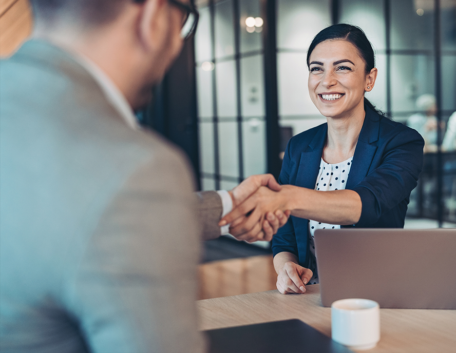 Entretien homme femme qui se serrent la main