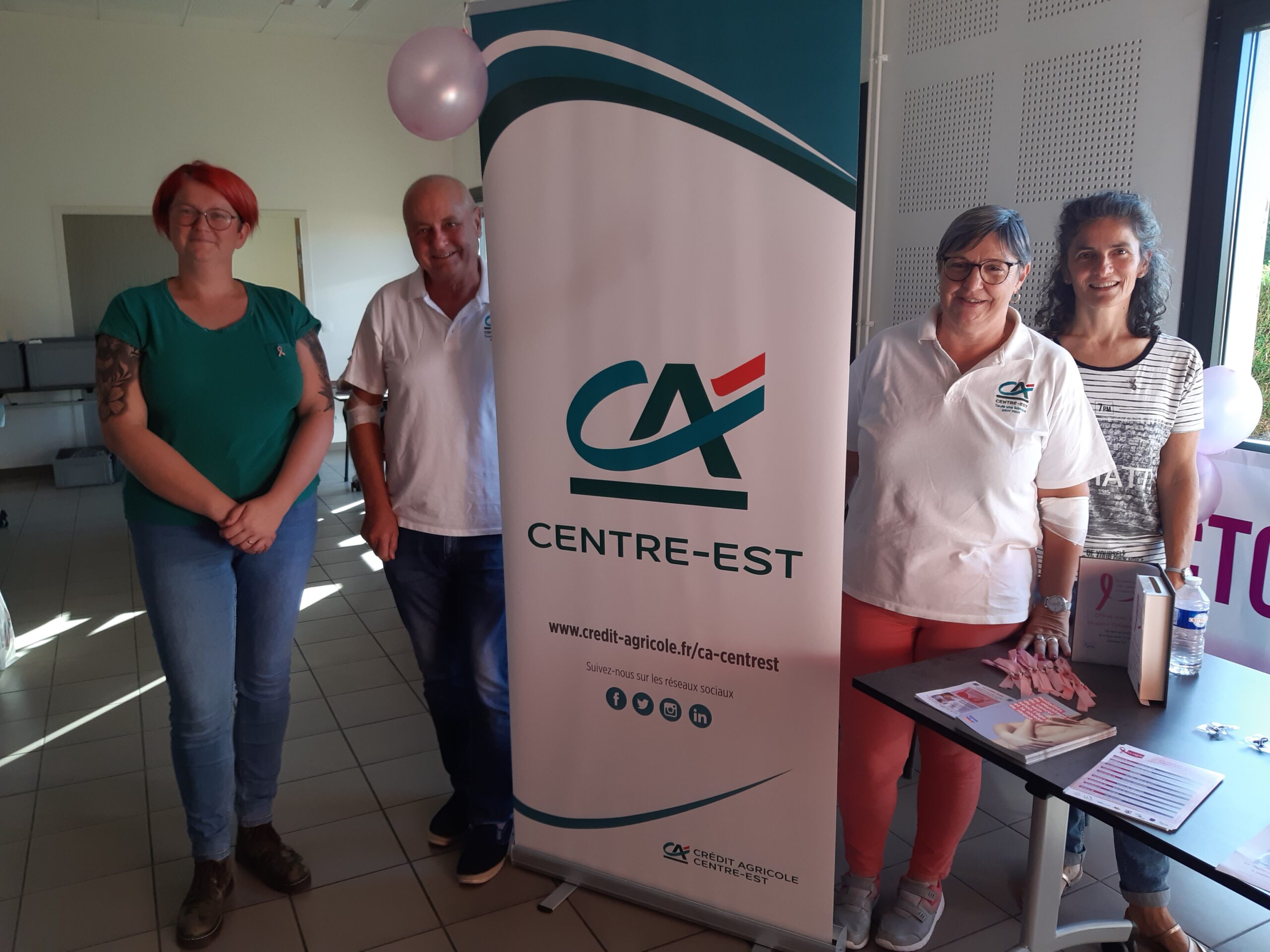 Administrateurs du Crédit Agricole Centre-est sur un stand de sensibilisation pour octobre rose