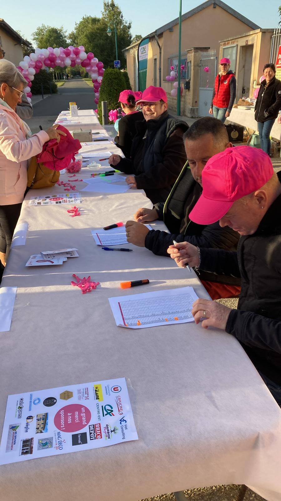 Stand d'accueil marche solidaire de Garnerans avec les administrateurs du Crédit Agricole Centre-est