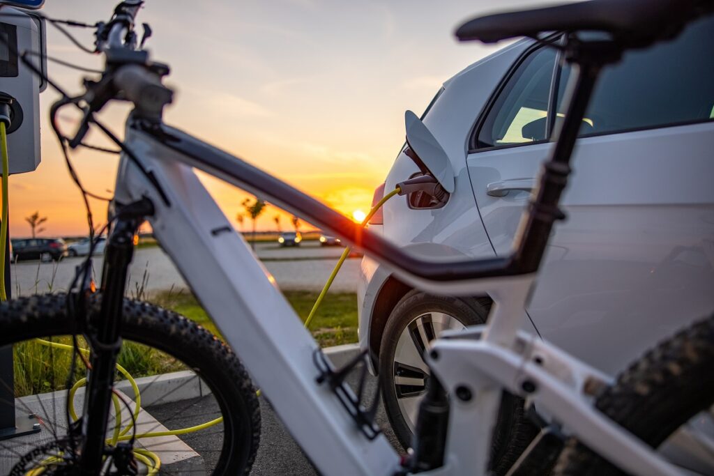 Vélo électrique et voiture électrique en charge