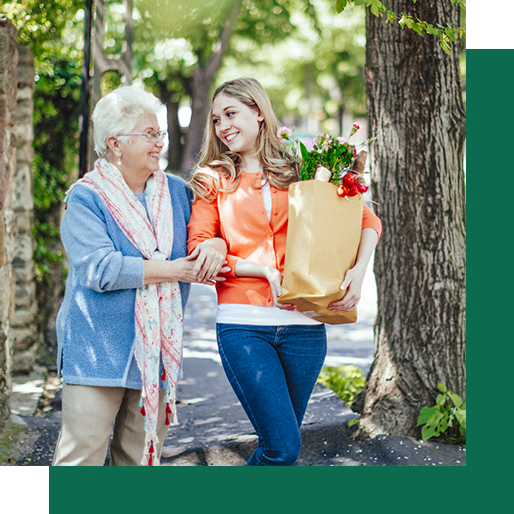 Aidante qui accompagne une femme senior pour ses courses